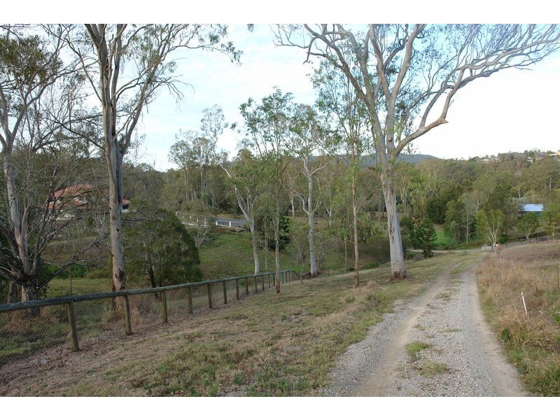 4 Kintyre Street, Brookfield QLD 4069